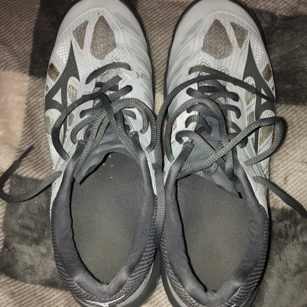 grey mizuno volleyball shoes size 10